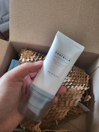 [스킨1004] 마다가스카르 센텔라 히알루-시카 워터핏 선세럼 50ml — 4.5점을 준 리뷰어가 2024년 5월 올린 사용 사진