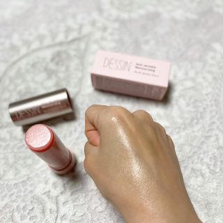바르는뷰티 데생멀티밤 식물유래성분 97 저분자콜라겐 피부수분 미백 주름개선 멀티밤스틱 — 4.5점을 준 리뷰어가 2021년 11월 올린 사용 사진