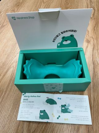 힐니스북 [힐마이넥]   거북목 통증완화를 위한 휴대용 목 안마기 — 3점을 준 리뷰어가 2022년 12월 올린 사용 사진