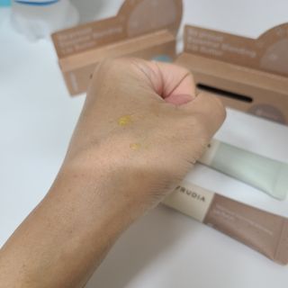 [후르디아] 올리브영 착한보습 비건 립버터 2종 — 5점을 준 리뷰어가 2022년 12월 올린 사용 사진