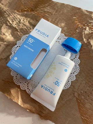 틱톡 [후르디아] 백탁NO! 화잘먹 수분광 선 에센스✨ — 5점을 준 리뷰어가 2023년 7월 올린 사용 사진