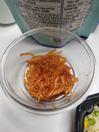 하나마이 [마마쿡] 전 청와대 천상현 셰프의 밑반찬  5종세트(소고기 장조림+연근조림+진미채+간장김자반+새우김자반) — 5점을 준 리뷰어가 2023년 4월 올린 사용 사진