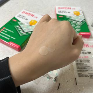 [큐어반H 스팟] 자외선 99프로 차단되는 스틱타입 스팟밴드(1팩 / 66매입) — 5점을 준 리뷰어가 2022년 12월 올린 사용 사진