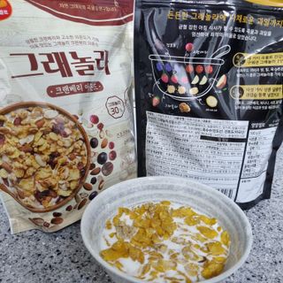 씨알푸드 씨알로 그래놀라 2종 후르츠+크랜베리 아몬드 — 5점을 준 리뷰어가 2022년 7월 올린 사용 사진