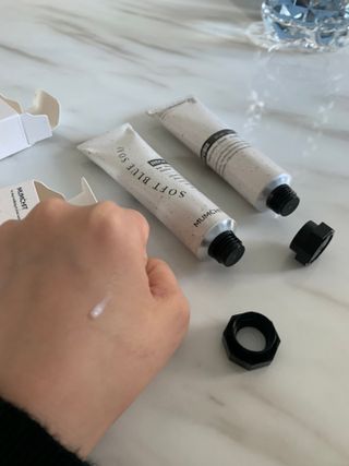 멈칫(MUMCHIT) 넥퍼퓸 NECKPERFUME 2가지 향 — 4점을 준 리뷰어가 2021년 11월 올린 사용 사진