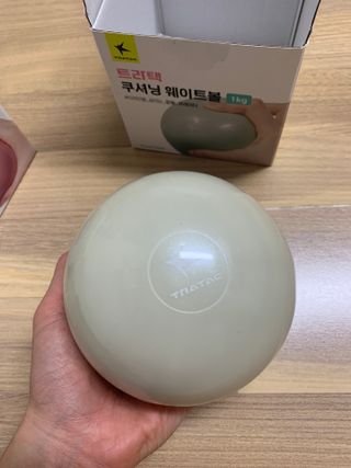 트라택 쿠셔닝 웨이트볼 0.5kg + 1kg SET — 5점을 준 리뷰어가 2022년 5월 올린 사용 사진