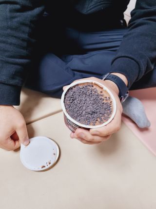 롯데제과 본젤라또 비스킷&바닐라카라멜바, 본젤라또 베리쇼콜라컵 — 4.5점을 준 리뷰어가 2021년 12월 올린 사용 사진