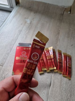힘내라김홍삼 하루홍삼정스틱 10g x 10포 — 5점을 준 리뷰어가 2021년 3월 올린 사용 사진
