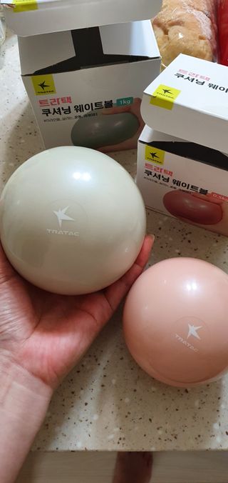 트라택 쿠셔닝 웨이트볼 0.5kg + 1kg SET — 5점을 준 리뷰어가 2022년 4월 올린 사용 사진
