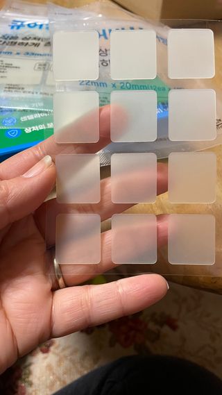 [큐어반H 커팅] 간편하게 떼서 쓰는 자외선차단 습윤밴드 (1팩/30매입) — 5점을 준 리뷰어가 2022년 12월 올린 사용 사진