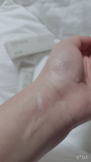 러브모아 향수 고체향수 승무원 고체향수 바르는 향수 니치향수 도손 우드세이지 앤 씨솔트 — 5점을 준 리뷰어가 2022년 9월 올린 사용 사진