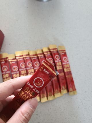 힘내라김홍삼 하루홍삼정스틱 10g x 10포 — 4점을 준 리뷰어가 2021년 4월 올린 사용 사진