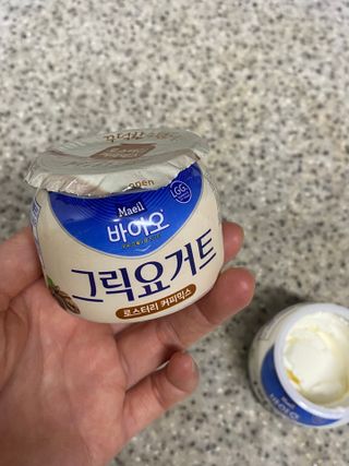 매일바이오 그릭요거트 오리지널 플레인 4개, 로스터리 커피믹스 4개 — 5점을 준 리뷰어가 2021년 12월 올린 사용 사진