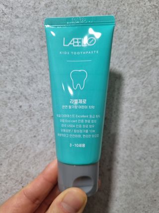 치과에서 쓰는 치약 _ 라벨제로 저불소 꼬마, 키즈, 유아, 베이비, 주니어 안전한 어린이치약 — 4점을 준 리뷰어가 2023년 3월 올린 사용 사진
