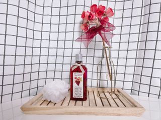 체코 비건화장품 마뉴팍투라 향좋은 와인 샤워젤 (300ml) — 4.5점을 준 리뷰어가 2022년 6월 올린 사용 사진