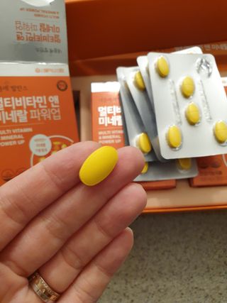 서울약사신협_내몸애발란스멀티비타민앤미네랄파워업_800mg x 90정 — 5점을 준 리뷰어가 2021년 5월 올린 사용 사진