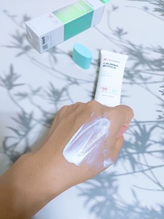 리더스코스메틱 리더스 카밍 바이오틱스 선 에센스 SPF 50+ PA++++ — 4점을 준 리뷰어가 2022년 8월 올린 사용 사진
