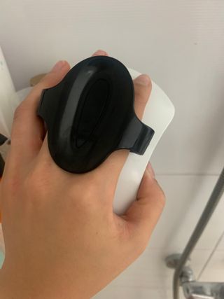 온가족 시원한샴푸 깨끗한두피 샴푸브러쉬 두피스케일링 히트팡블랙에디션 — 4점을 준 리뷰어가 2021년 8월 올린 사용 사진