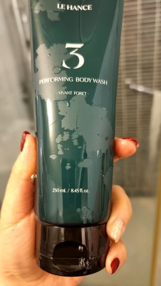 르핸스 퍼포밍 3 바디워시 비반트포렛/베티버포그 — 5점을 준 리뷰어가 2022년 12월 올린 사용 사진