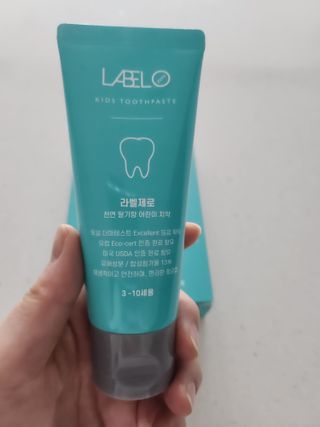 치과에서 쓰는 치약 _ 라벨제로 저불소 꼬마, 키즈, 유아, 베이비, 주니어 안전한 어린이치약 — 5점을 준 리뷰어가 2023년 2월 올린 사용 사진