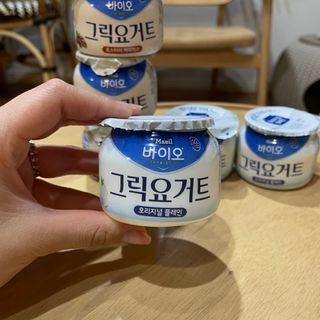 매일바이오 그릭요거트 오리지널 플레인 4개, 로스터리 커피믹스 4개 — 4.5점을 준 리뷰어가 2021년 12월 올린 사용 사진