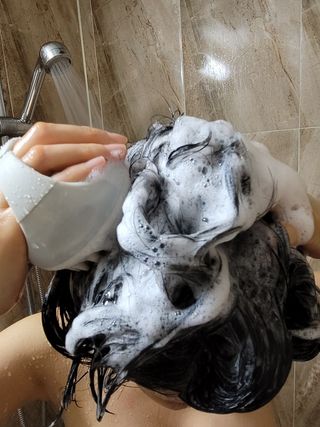 MOAMANEMUNAH 모아만에무나 플러스 두피 탈모 완화 기능성 샴푸 + 브러쉬 2종 세트 — 5점을 준 리뷰어가 2021년 10월 올린 사용 사진