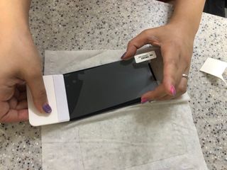 아클리브 Eco 항균 항바이러스 액정 보호필름(iPhone) — 4점을 준 리뷰어가 2022년 8월 올린 사용 사진