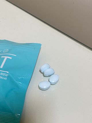 입 냄새 완화에 도움을 주는 에티켓 캔디 앳캔디 스트롱민트 — 5점을 준 리뷰어가 2021년 1월 올린 사용 사진