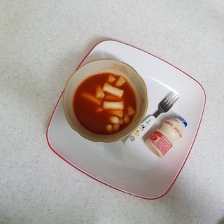 유비쿡 컵떡볶이 매운컵떡볶이2개/ 짜장컵떡볶이 2개  총 4개세트 — 4점을 준 리뷰어가 2021년 3월 올린 사용 사진