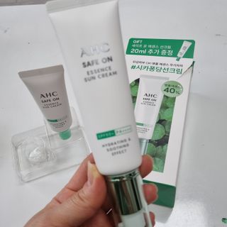 [AHC] 세이프온 에센스 선크림 올리브영 스페셜 증정 기획세트 — 4.5점을 준 리뷰어가 2022년 6월 올린 사용 사진