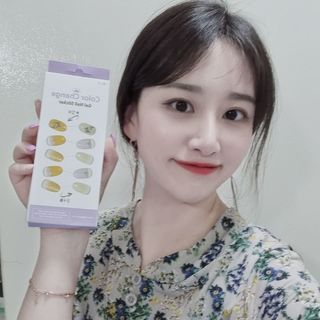 [네일가게] 햇빛에 닿으면 색이 변하는 신기한 햇살 반전 네일스티커_B — 5점을 준 리뷰어가 2021년 8월 올린 사용 사진