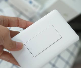 아카라 조명 스위치를 누워서 끄는 방법 (스마트 조명 스위치 2구 + 무선 리모트 스위치 1구 T1, 스마트 허브 E1) — 4점을 준 리뷰어가 2021년 11월 올린 사용 사진