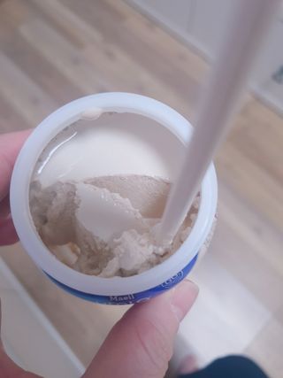 매일바이오 그릭요거트 오리지널 플레인 4개, 로스터리 커피믹스 4개 — 4.5점을 준 리뷰어가 2021년 12월 올린 사용 사진