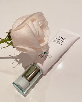 [AHC] 세이프온 에센스 선크림 올리브영 스페셜 증정 기획세트 — 3점을 준 리뷰어가 2022년 6월 올린 사용 사진
