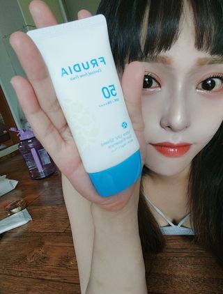 틱톡 [후르디아] 백탁NO! 화잘먹 수분광 선 에센스✨ — 5점을 준 리뷰어가 2023년 8월 올린 사용 사진
