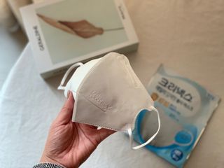 나무드 [유한킴벌리] 크리넥스 KF80 데일리 마스크 화이트 대형 블랙 10개 + 대형 화이트 10개 — 5점을 준 리뷰어가 2021년 11월 올린 사용 사진