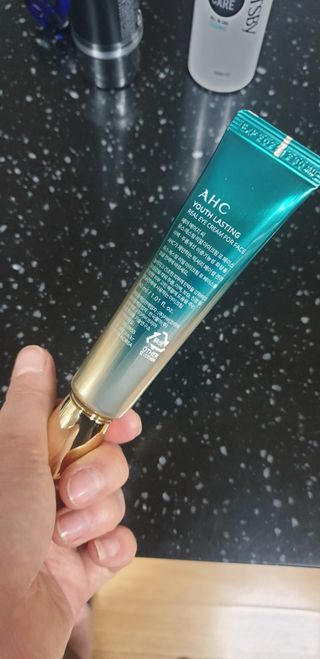 [NEW 탄력유턴 아이크림] AHC 유스 래스팅 리얼 아이크림 포 페이스 — 5점을 준 리뷰어가 2021년 3월 올린 사용 사진