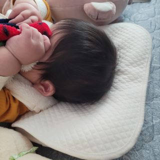 일상유희 newborn 뉴본필로우 아기두상관리베개 — 5점을 준 리뷰어가 2023년 1월 올린 사용 사진