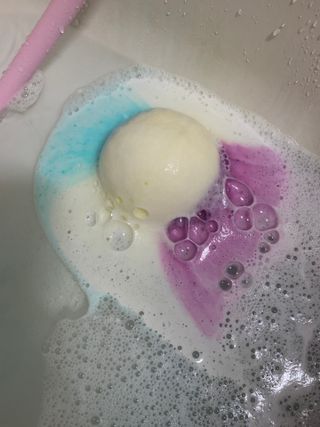소담스퀘어 상암 Evreryday Bath Bomb Day7(에브리데이 배쓰밤 데이7) / 7종 중 2종 랜덤발송 — 4.5점을 준 리뷰어가 2022년 11월 올린 사용 사진