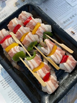 [다물꼬치] 삼겹새우롤꼬치 5개입 350g  + 데리야끼소스 120g + 매운고추소스 120g — 5점을 준 리뷰어가 2021년 10월 올린 사용 사진