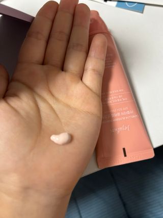 제주인디 카멜리아 블러썸 선크림 — 4.5점을 준 리뷰어가 2023년 9월 올린 사용 사진