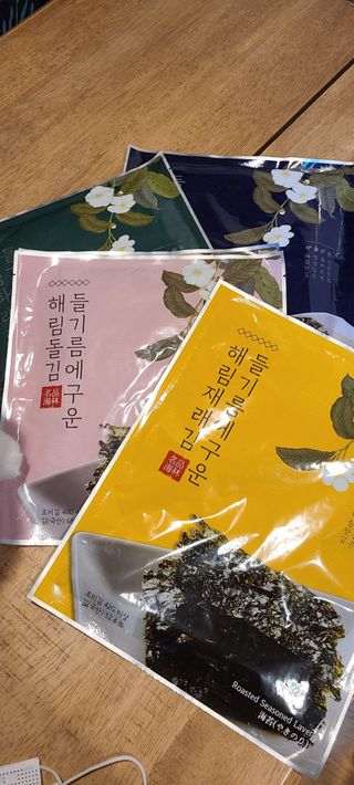 [해림맛김] 들기름에 구운 바삭바삭 김 4종 세트 + 1종 랜덤발송 총5개입 — 5점을 준 리뷰어가 2021년 2월 올린 사용 사진