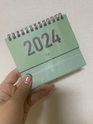 리훈 2024년달력 언더모니터 미니 탁상달력 — 5점을 준 리뷰어가 2023년 9월 올린 사용 사진