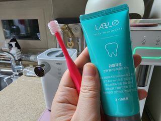 치과에서 쓰는 치약 _ 라벨제로 저불소 꼬마, 키즈, 유아, 베이비, 주니어 안전한 어린이치약 — 5점을 준 리뷰어가 2023년 2월 올린 사용 사진