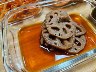 하나마이 [마마쿡] 전 청와대 천상현 셰프의 밑반찬  5종세트(소고기 장조림+연근조림+진미채+간장김자반+새우김자반) — 5점을 준 리뷰어가 2023년 4월 올린 사용 사진