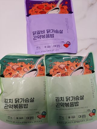 [푸딩팩토리] 요잇조잇 닭갈비 닭가슴살/김치 닭가슴살 곤약볶음밥 2종 (김치볶음밥 2개 닭갈비 볶음밥 1개) — 5점을 준 리뷰어가 2022년 8월 올린 사용 사진