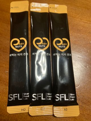 짜먹는 이지견과 짜먹는 이지아몬드, 짜먹는 이지허니피넛, 짜먹는 이지캐슈넛 각 10g X  10포 — 5점을 준 리뷰어가 2021년 2월 올린 사용 사진