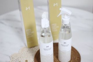 [엠메이데이] 드레스클리어 퍼퓸 스프레이 300ml 프리지아 가든향+프리지아 파출리향 — 5점을 준 리뷰어가 2022년 1월 올린 사용 사진