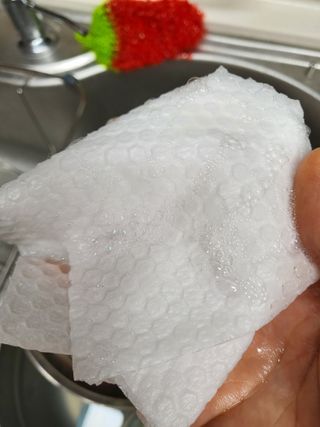 부직포나라 중금속유해물질ZERO 뜯어쓰는 주방 일회용수세미 60매 2매 — 3점을 준 리뷰어가 2022년 9월 올린 사용 사진