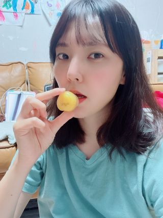 틱톡 [후르디아] 튼입술해결템 올리브영 블루베리 하이드레이팅 허니 립밤 — 5점을 준 리뷰어가 2023년 12월 올린 사용 사진